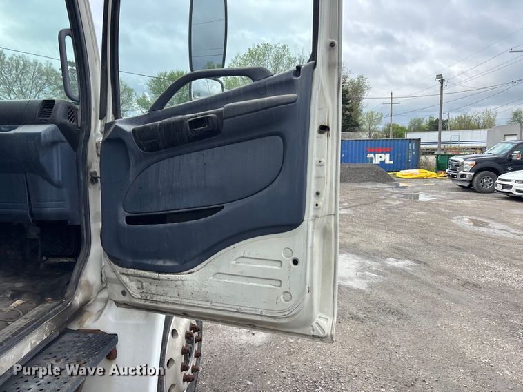 image for item EA4806 2006 Hino 268 box truck