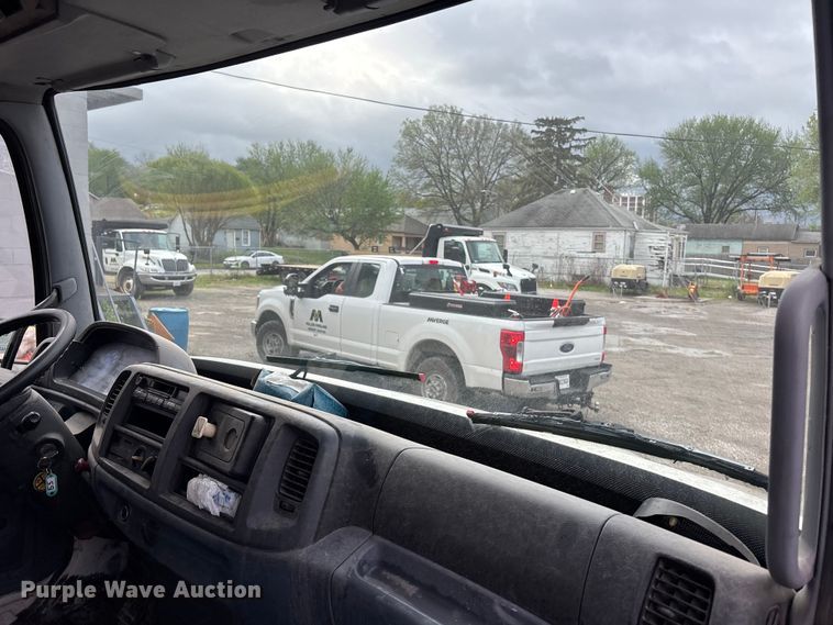image for item EA4806 2006 Hino 268 box truck