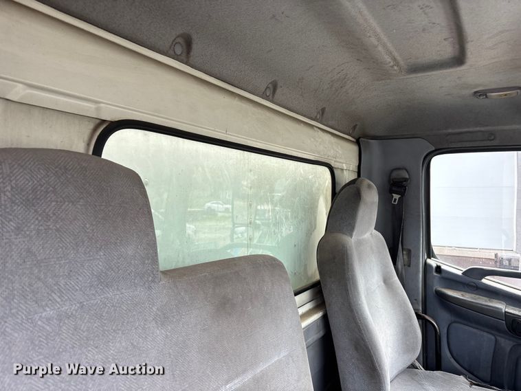 image for item EA4806 2006 Hino 268 box truck