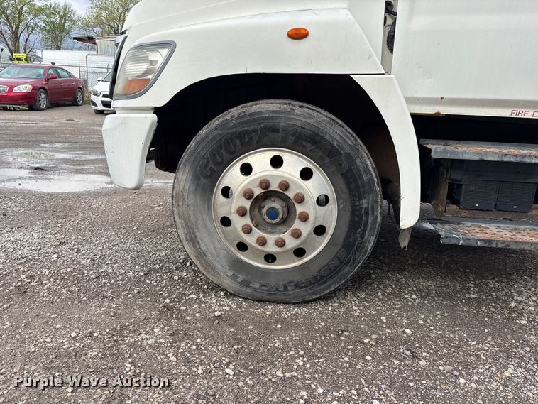 image for item EA4806 2006 Hino 268 box truck