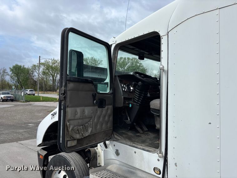 image for item EA4807 2005 Kenworth T600 semi truck