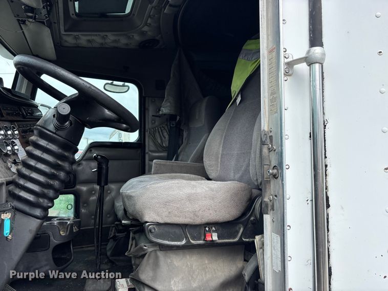 image for item EA4807 2005 Kenworth T600 semi truck