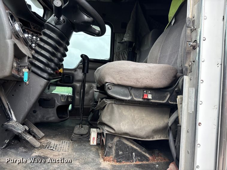 image for item EA4807 2005 Kenworth T600 semi truck