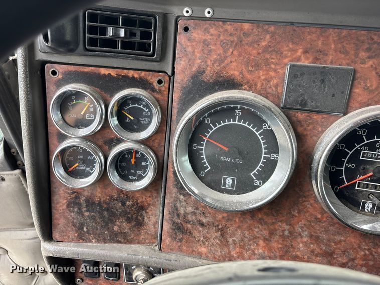 image for item EA4807 2005 Kenworth T600 semi truck
