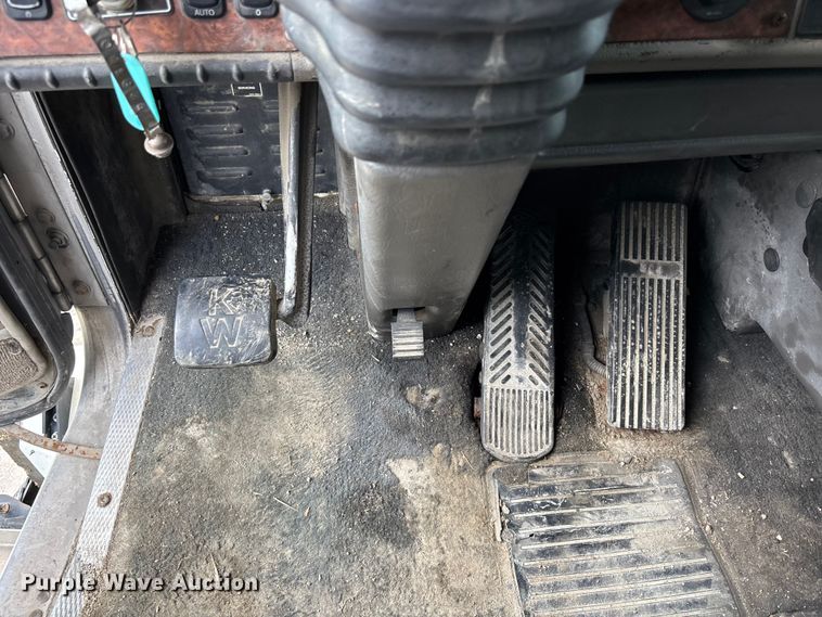 image for item EA4807 2005 Kenworth T600 semi truck