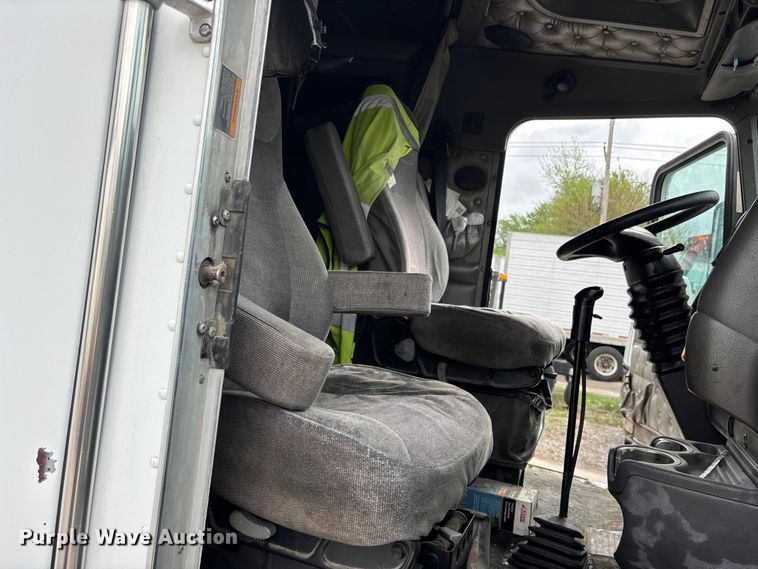 image for item EA4807 2005 Kenworth T600 semi truck