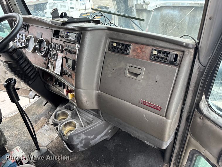 image for item EA4807 2005 Kenworth T600 semi truck