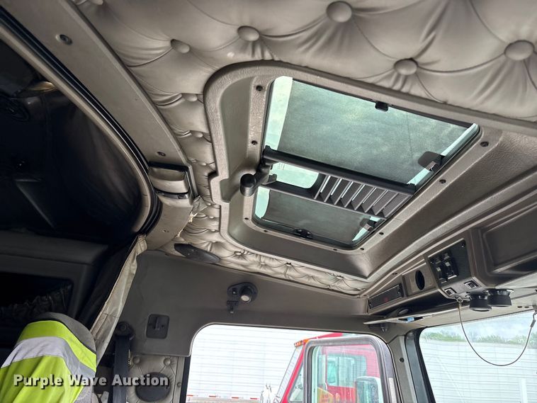 image for item EA4807 2005 Kenworth T600 semi truck