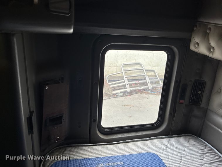 image for item EA4807 2005 Kenworth T600 semi truck