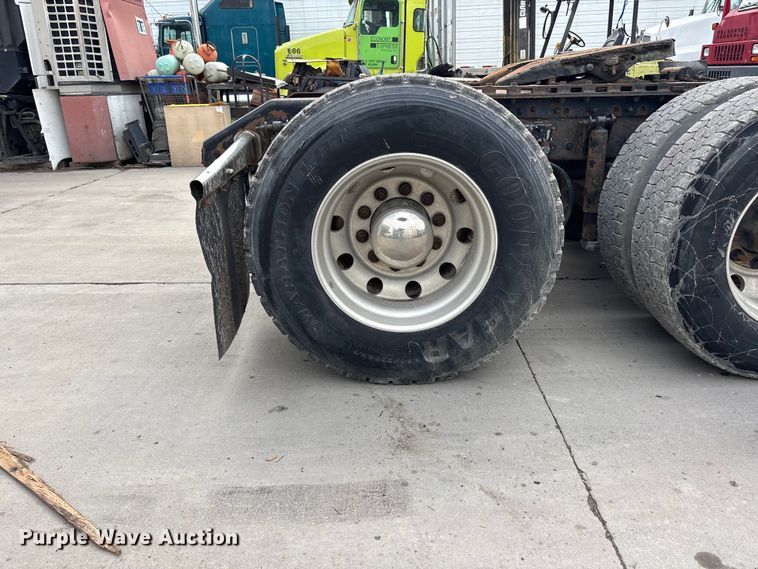 image for item EA4807 2005 Kenworth T600 semi truck