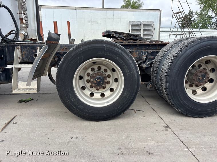 image for item EA4807 2005 Kenworth T600 semi truck