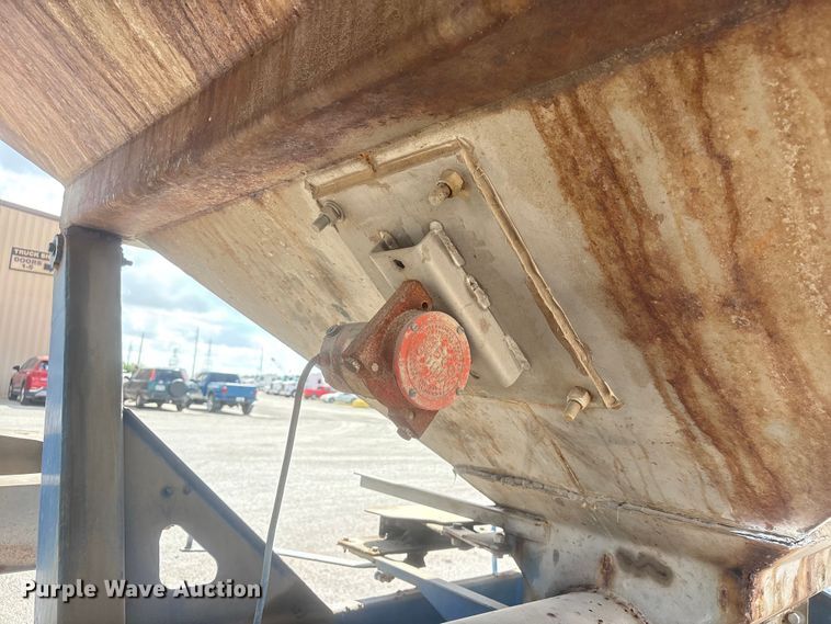 image for item EA7259 2010 Behnke Enterprises fertilizer delivery trailer