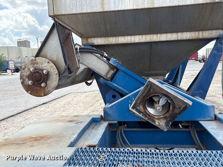 image for item EA7261 2012 Behnke Enterprises fertilizer delivery trailer