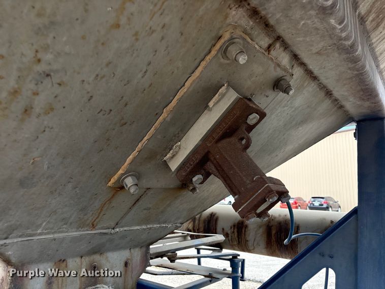 image for item EA7264 2013 Behnke Enterprises fertilizer delivery trailer