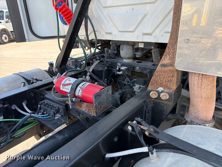 image for item ED5189 2019 International RH613 semi truck