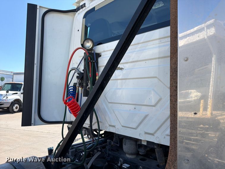 image for item ED5189 2019 International RH613 semi truck