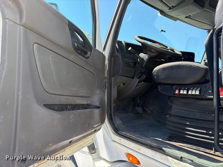 image for item ED5189 2019 International RH613 semi truck