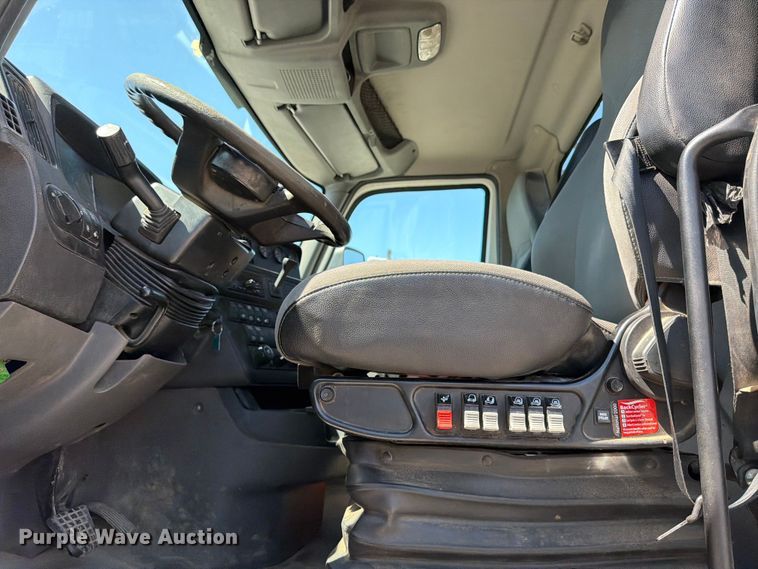 image for item ED5189 2019 International RH613 semi truck