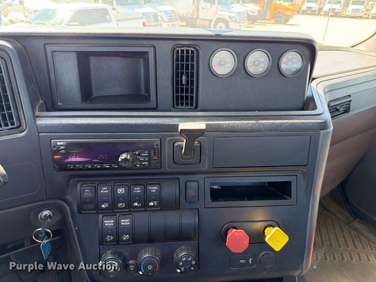 image for item ED5189 2019 International RH613 semi truck