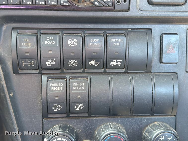 image for item ED5189 2019 International RH613 semi truck