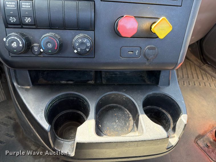 image for item ED5189 2019 International RH613 semi truck