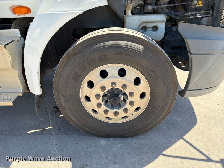 image for item ED5189 2019 International RH613 semi truck