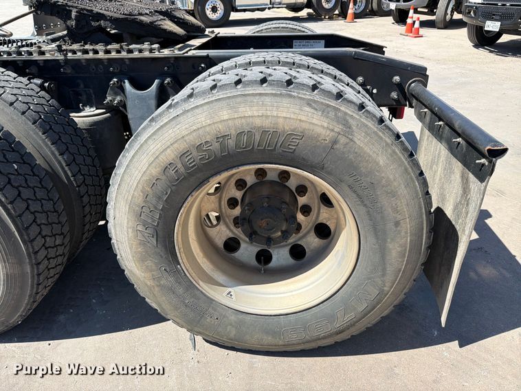 image for item ED5189 2019 International RH613 semi truck