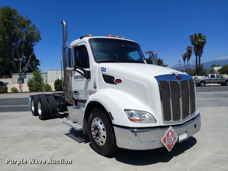 image for item EE5302 2014 Peterbilt 579 truck cab and chassis