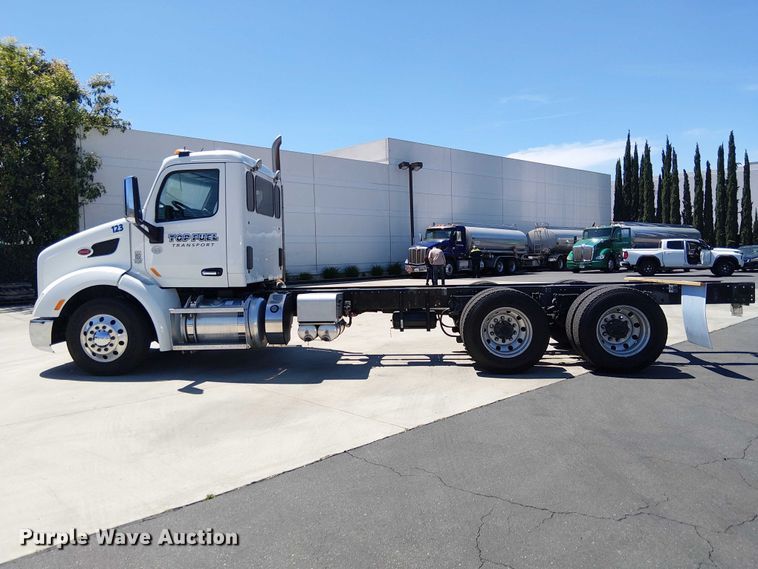 image for item EE5302 2014 Peterbilt 579 truck cab and chassis