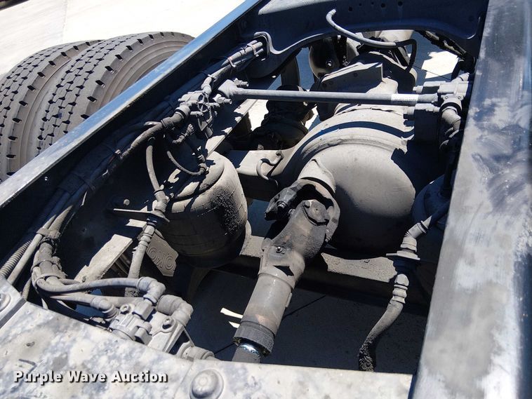 image for item EE5302 2014 Peterbilt 579 truck cab and chassis