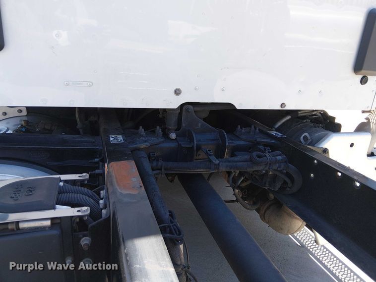 image for item EE5302 2014 Peterbilt 579 truck cab and chassis