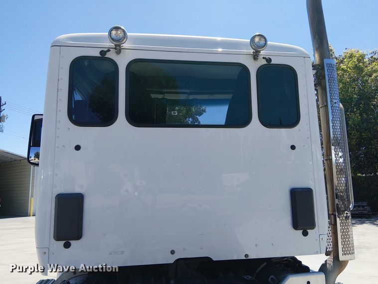 image for item EE5302 2014 Peterbilt 579 truck cab and chassis