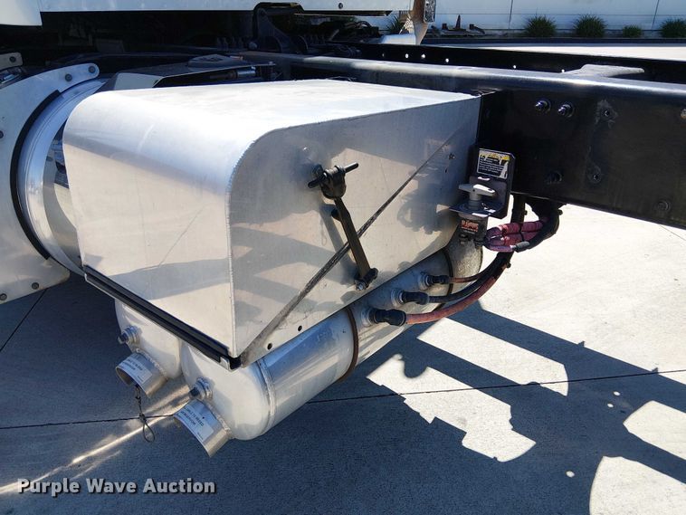 image for item EE5302 2014 Peterbilt 579 truck cab and chassis