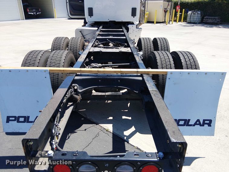 image for item EE5302 2014 Peterbilt 579 truck cab and chassis