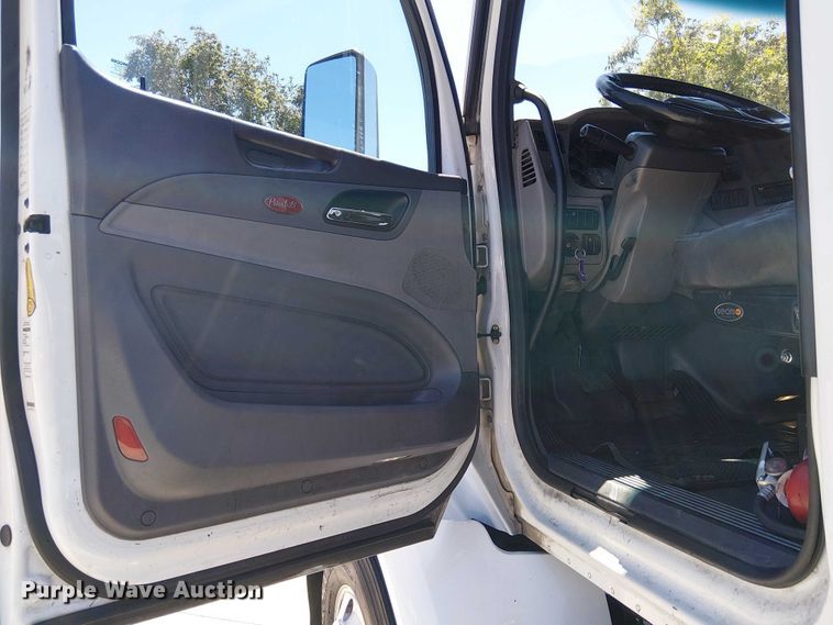 image for item EE5302 2014 Peterbilt 579 truck cab and chassis