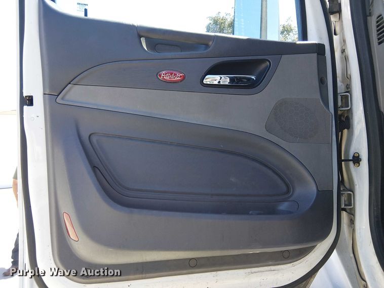 image for item EE5302 2014 Peterbilt 579 truck cab and chassis