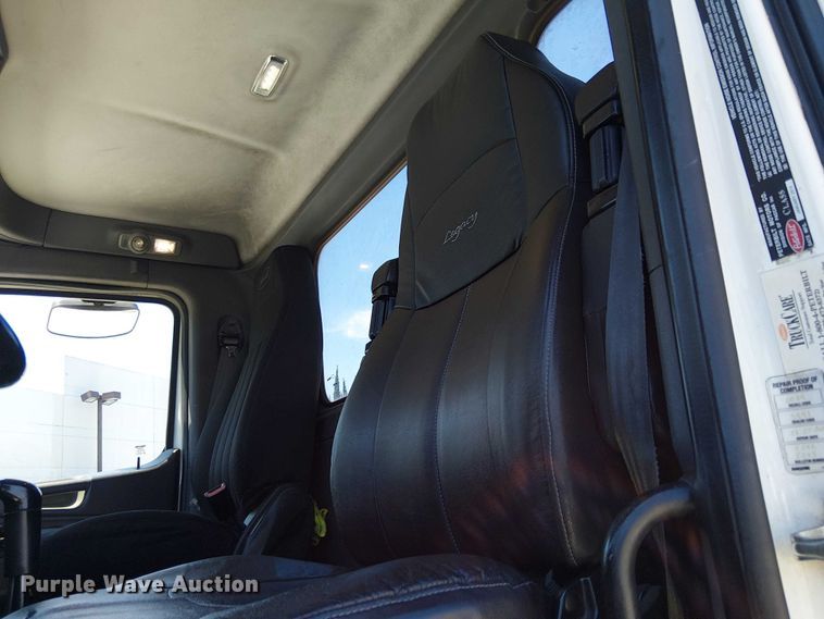 image for item EE5302 2014 Peterbilt 579 truck cab and chassis