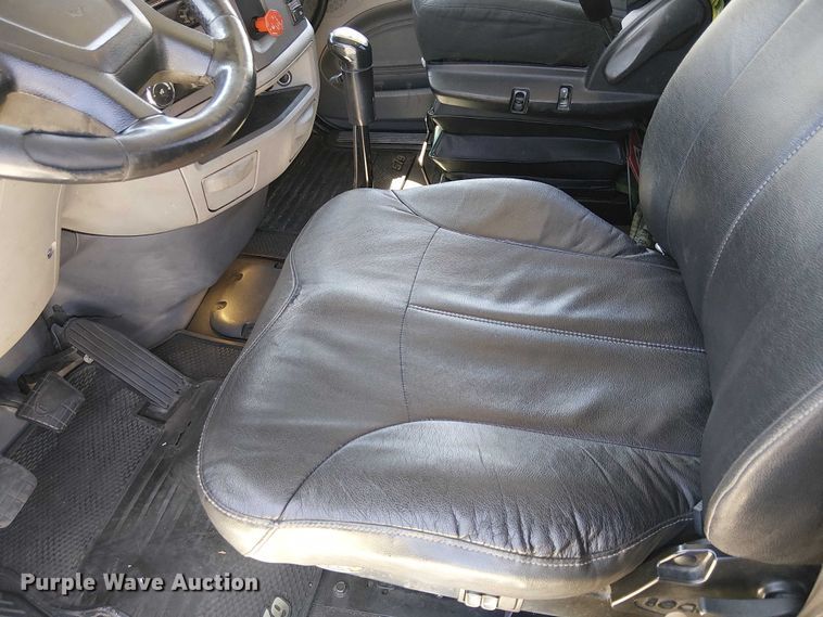 image for item EE5302 2014 Peterbilt 579 truck cab and chassis