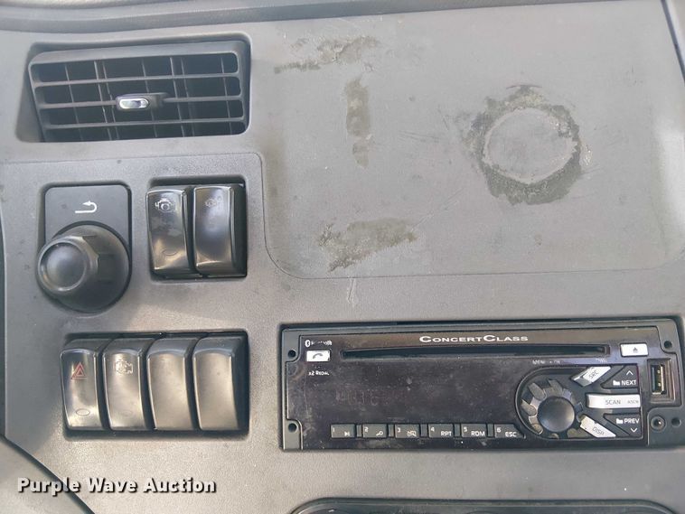 image for item EE5302 2014 Peterbilt 579 truck cab and chassis