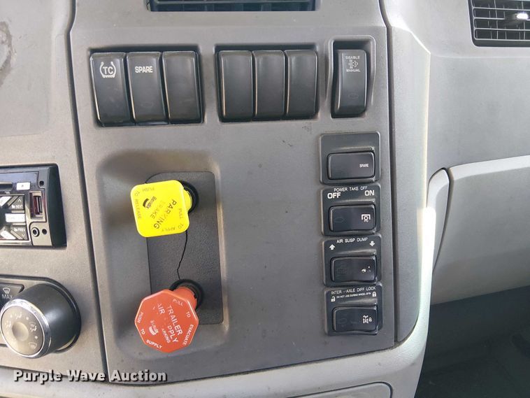 image for item EE5302 2014 Peterbilt 579 truck cab and chassis