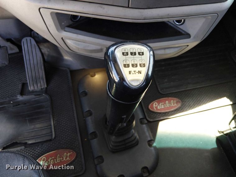 image for item EE5302 2014 Peterbilt 579 truck cab and chassis