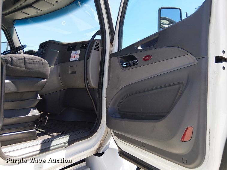 image for item EE5302 2014 Peterbilt 579 truck cab and chassis