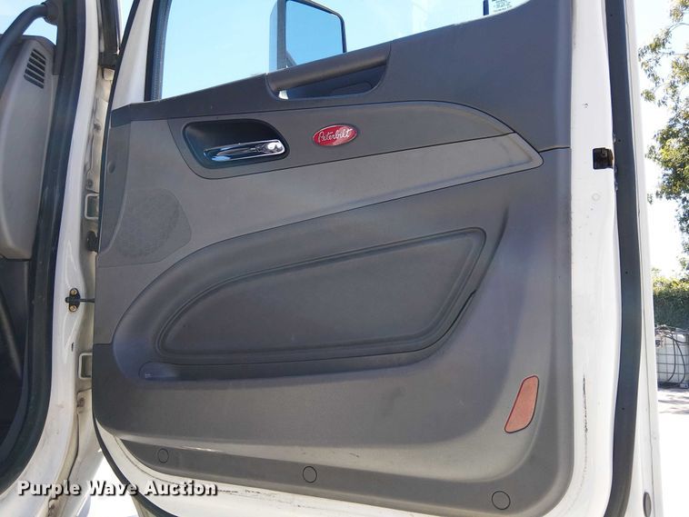 image for item EE5302 2014 Peterbilt 579 truck cab and chassis