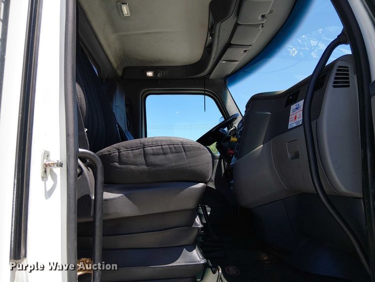 image for item EE5302 2014 Peterbilt 579 truck cab and chassis