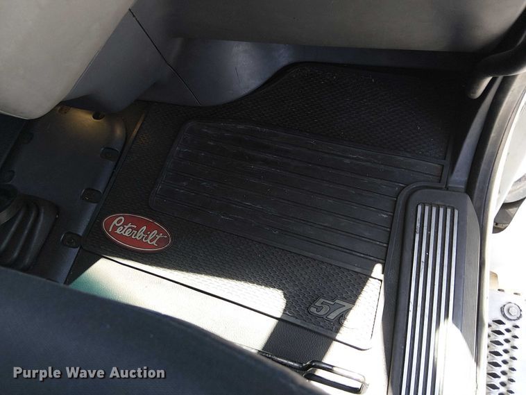 image for item EE5302 2014 Peterbilt 579 truck cab and chassis