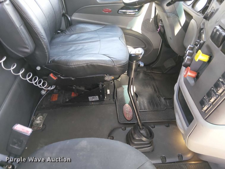 image for item EE5302 2014 Peterbilt 579 truck cab and chassis