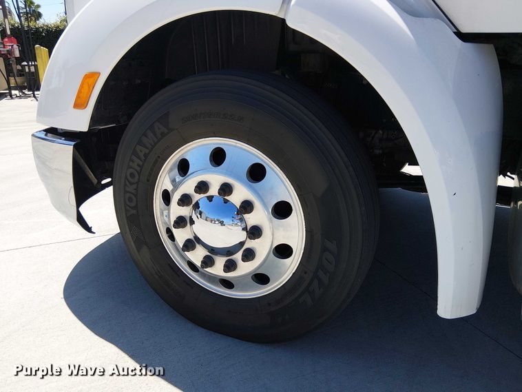 image for item EE5302 2014 Peterbilt 579 truck cab and chassis