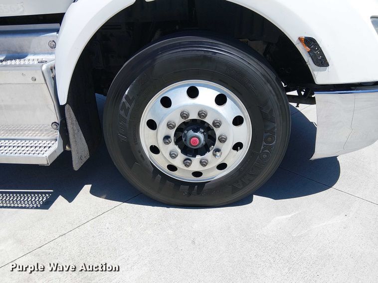 image for item EE5302 2014 Peterbilt 579 truck cab and chassis