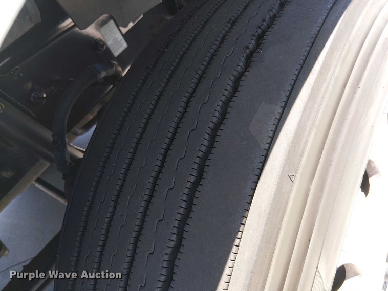 image for item EE5302 2014 Peterbilt 579 truck cab and chassis