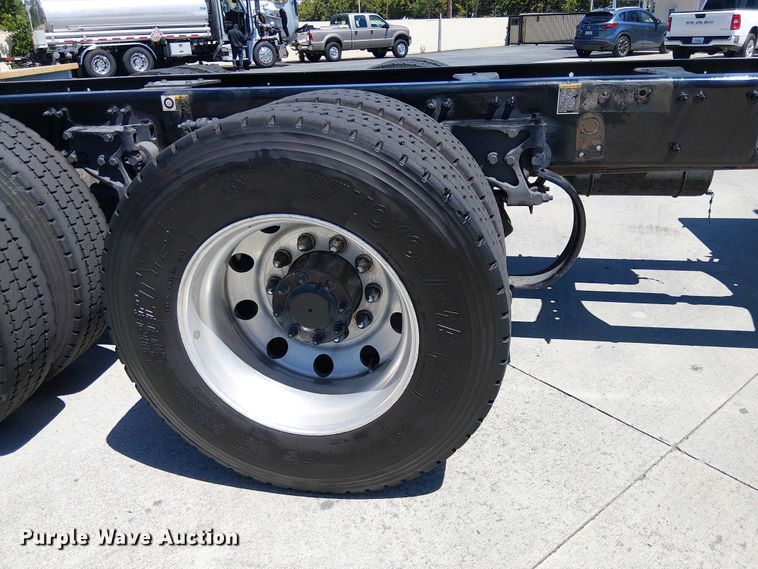 image for item EE5302 2014 Peterbilt 579 truck cab and chassis